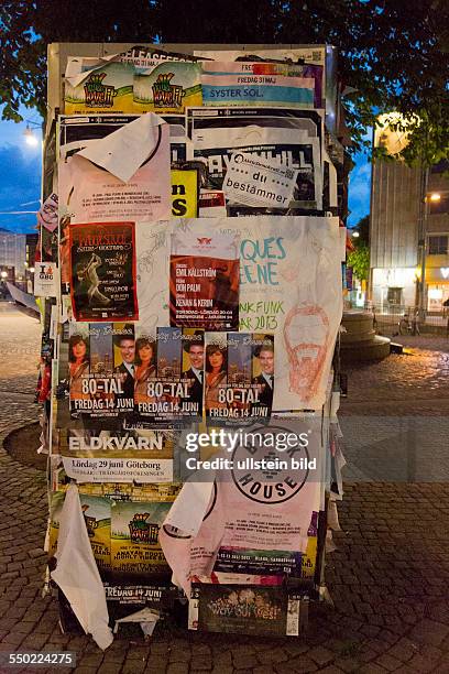 Wand mit Plakaten und Aushängen am nächtlichen Brunnsparken in Göteborg