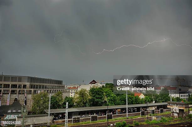 Unwetter, Gewitter über dem S-Bahnhof Frankfurter Allee