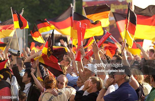 Fußballfans feiern anlässlich des Eröffnungspiels Deutschland - Costa Rica auf dem Fan Fest FIFA WM 2006 in Berlin