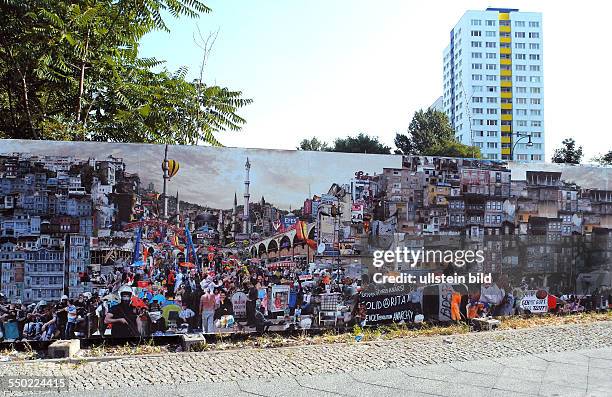 Eine riesige gedruckte Fotomontage Istanbul gehoert zu mehreren Plakatmotiven, die seit heute im Rahmen der Aktion Junger Kuenstler KUNST BRAUCHT...