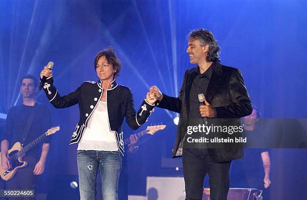 Sängerin Gianna Nannini und Sänger Andres Bocelli während seines Konzertes anlässlich der Eröffnung der FIFA Fanmeile vor dem Brandenburger Tor in...