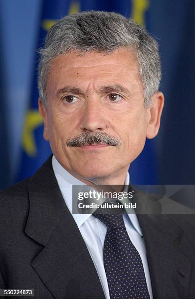 Außenminister Massimo D'Alema während einer Pressekonferenz anlässlich seines Besuches in Berlin