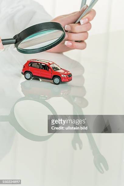 Auto wird von Arzt untersucht. Kosten für Wartung und Reperatur