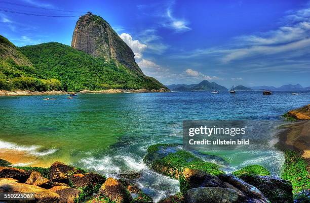 The sugarloaf mountain and bay in Rio de Janeiro .