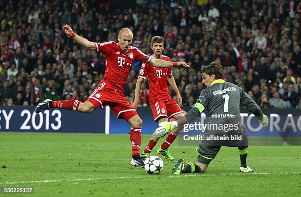 117Arjen Robben Tor Torschuß zum 2:1 Siegtreffer, Torwart Roman Weidenfeller, Aktion, Spielszene, Zweikampf , Sport, Fußball Fussball, UEFA...