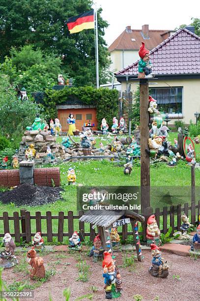 Deutschland, Bitterfeld, , Gartenzwerge in einem Garten in Bitterfeld, Deutschlandfahne