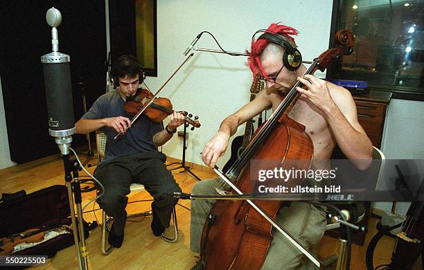 Geiger Muttis Stolz und Cellist Benni Cellini im Berliner Vielklang Studio