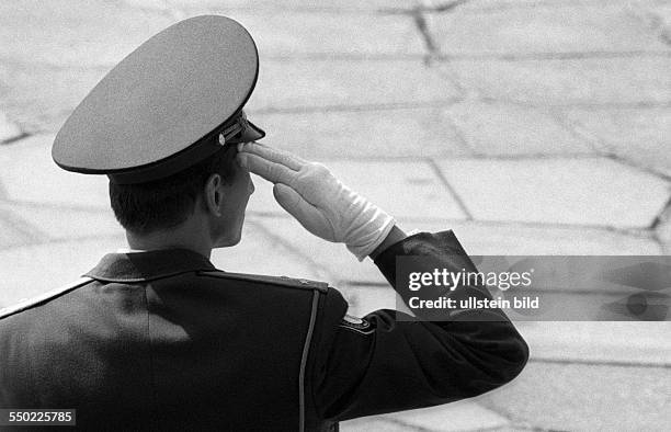 Russische Soldaten anlässlich der Verabschiedung der russischen Streitkräfte aus Deutschland am sowjetischen Ehrenmal in Berlin-Treptow, Soldat...