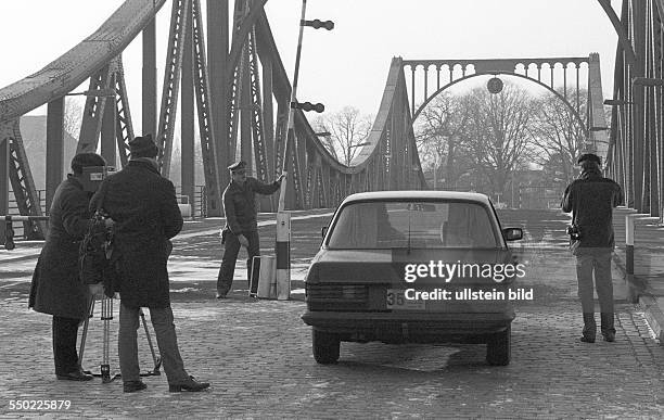 Agentenbrücke. Berlin , 04. 01. 1986. Foto: Journalisten, Fahrzeug der französischen Militärmission bei Passage nach Potsdam. An der Glienicker...