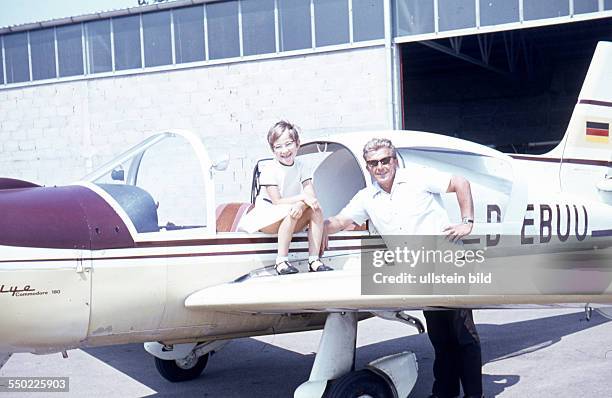 Motorflieger, Pilot, Vater mit Tochter