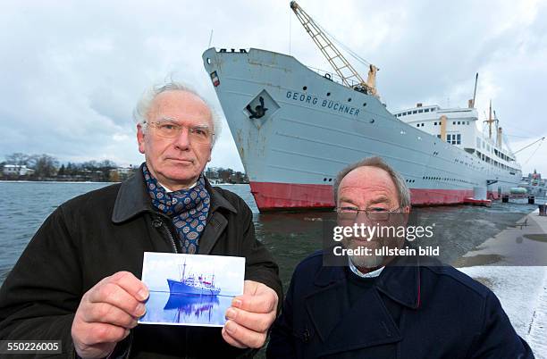 Kapitaen Peter Jungnickel und Ingenieur Rainer Brier stehen vor dem MS "Georg Buechner" im Stadthafen Rostock. Das ehemalige Fracht- und...