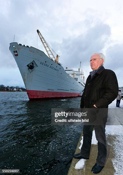 Kapitaen Peter Jungnickel steht vor dem MS "Georg Buechner" im Stadthafen Rostock. Das ehemalige Fracht- und Ausbildungsschiff des VEB Deutsche...