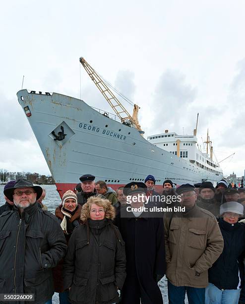 Ehemalige DDR-Seeleute stehen vor dem MS "Georg Buechner" im Stadthafen Rostock. Das ehemalige Fracht- und Ausbildungsschiff des VEB Deutsche...