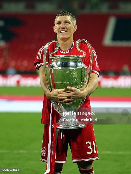 Bastian Schweinsteiger mit Pokal, Freude, Emotion, festhaltend, Championsleaguesieg Gewinner Sieger , Sport, Fußball Fussball, UEFA Championsleague...