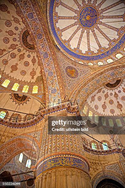 Blaue Moschee, Gebetssaal mit gigantischer Kuppel, TUERKEI, Istanbul, 06.2011: