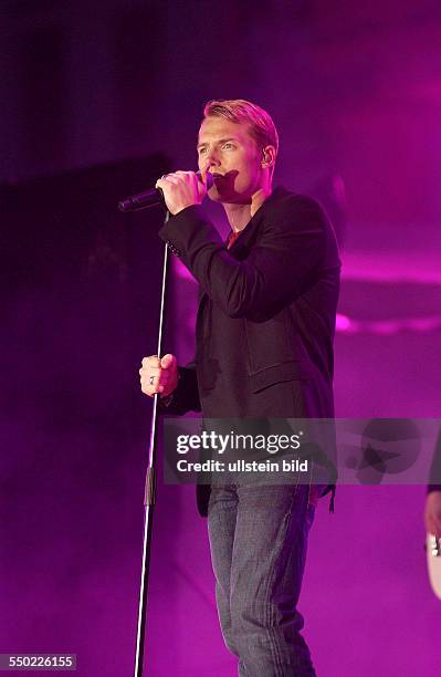 Sänger Ronan Keating während seines Konzertes anlässlich des Eröffnung der FIFA Fanmeile vor dem Brandenburger Tor in Berlin