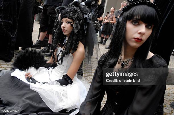 Besucher des 16. Wave-Gotik-Treffens in Leipzig