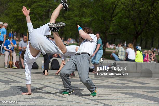 Vigelandpark in Oslo: junge Männer beim Capoeira Training