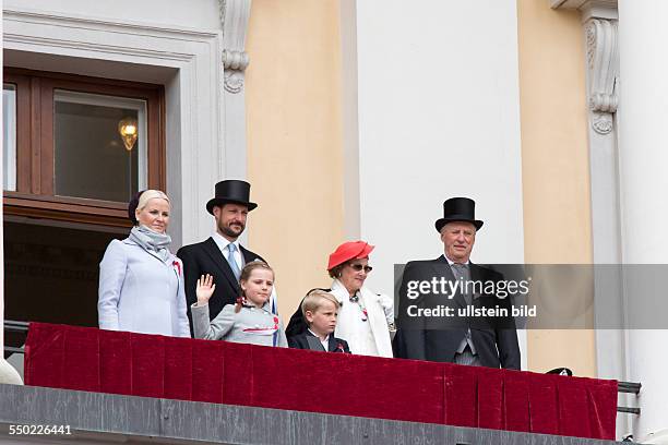 Nationalfeiertag, Verfassungstag am 17. Mai in Norwegen: Nationalfeiertag 17. Mai, Feierlichkeiten in Oslo, Norwegen: Die Königliche Familie grüßt...