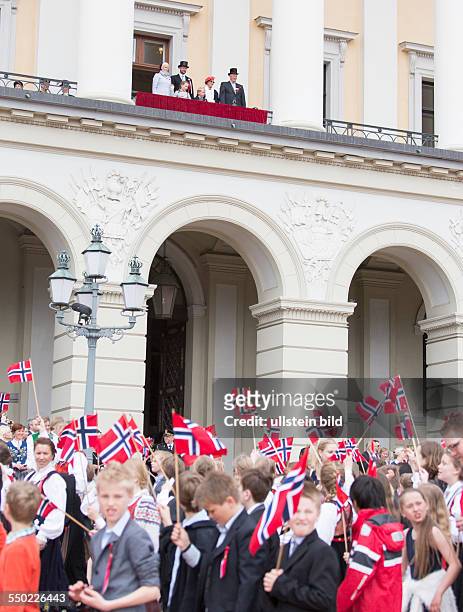 Nationalfeiertag, Verfassungstag am 17. Mai in Norwegen: Nationalfeiertag 17. Mai, Feierlichkeiten in Oslo, Norwegen: Die Königliche Familie grüßt...