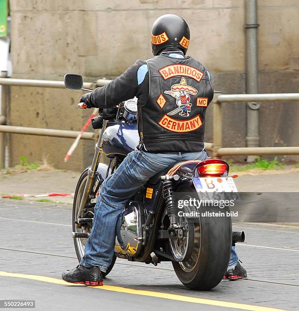 Anhänger des Motarradclubs BANDIDOS auf der Schöänhauser Allee in Berlin