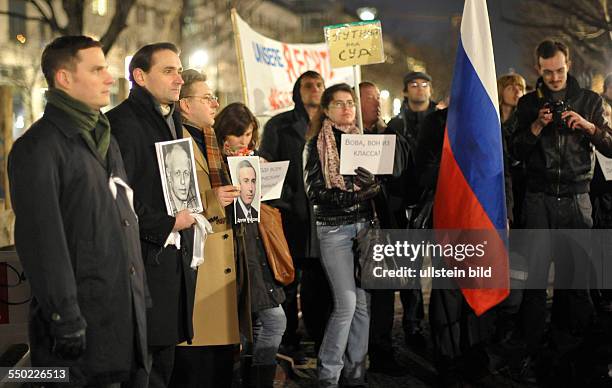 Ini Berlin lebende Russen demonstrieren vor der russischen Botschaft in Berlin gegen die Wahl von Wladimir Putin zum Präsidenten und gegen...