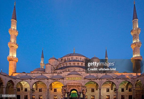 Blaue Moschee bei Nacht, TUERKEI, Istanbul, 06.2011: