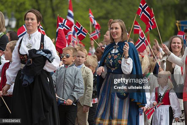 Nationalfeiertag, Verfassungstag am 17. Mai in Norwegen: Nationalfeiertag 17. Mai, Feierlichkeiten in Oslo, Norwegen: Frauen und Kinder in...