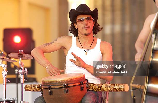 Percussionist Ernesto während seines Konzertes anlässlich der Eröffnung der FIFA Fanmeile vor dem Brandenburger Tor in Berlin