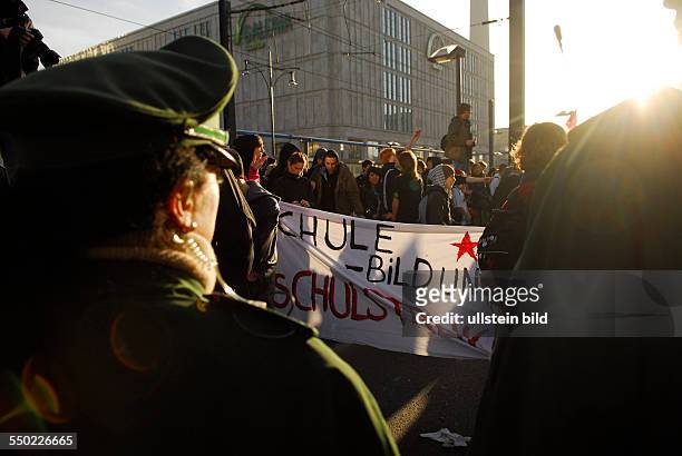 Schüler protestieren für bessere Bildung in Berlin