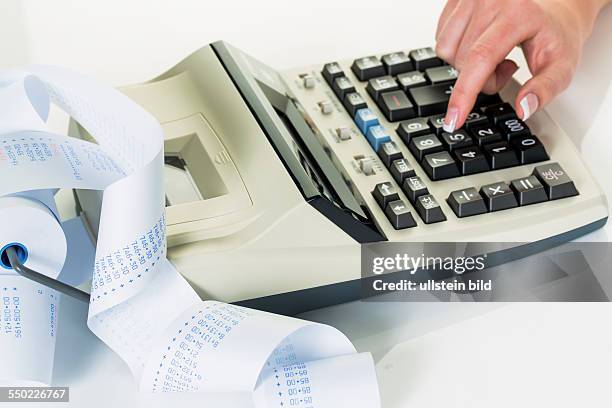 Hand mit Taschenrechner, Symbolfoto für Umsatz, Gewinn, Steuern und Kalkulation