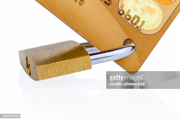 Eine Goldene Kreditkarte zum Bargeldlosen Bezahlen mit einem Sicherheitsschloss