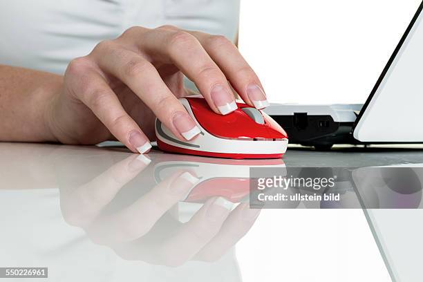 Frau im Büro mit Computer Maus. Ergonomisch richtiges Sitzen bei der Arbeit