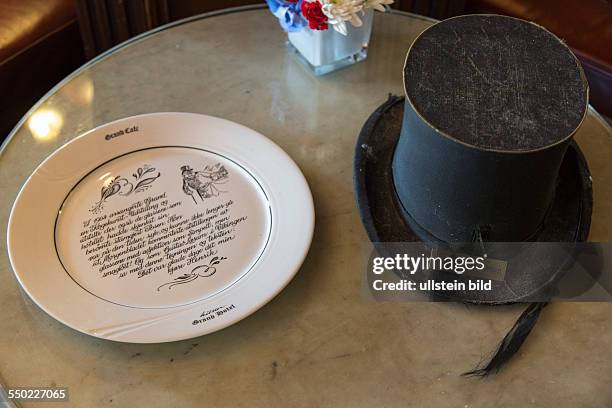 Interieur des Grand Cafe in Oslo, Zylinder und Teller von Henrik Ibsen, der hier Stammgast war