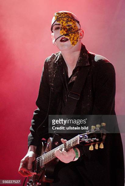 Gitarrist Michael Ribiat während eines Konzertes anlässlich des 16. Wave-Gotik-Treffens in Leipzig