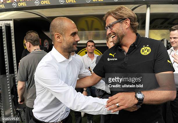 Fussball, Saison 2013-2014, Supercup 2013, Finale, Borussia Dortmund - FC Bayern München, Begrüßung zwischen Trainer Pep Guardiola , li., und Trainer...