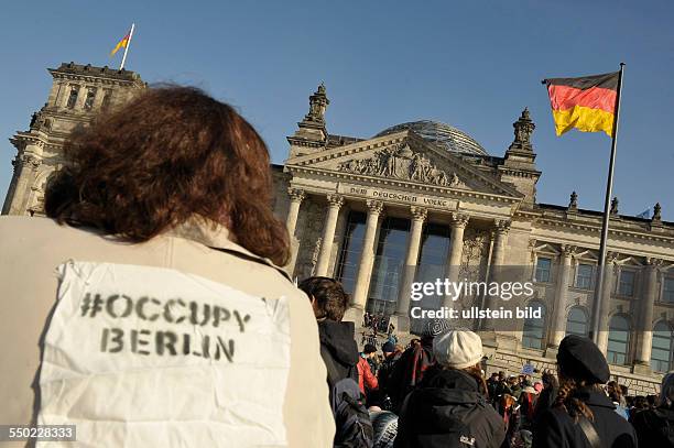 Demonstranten protestieren erneut unter dem Motto "global change" gegen die Macht der Banken vor dem Reichstagsgebäude in Berlin