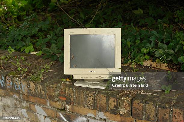 Ausgangierter Computermonitor auf der Norwegerstrasse in Berlin-Prenzlauer Berg