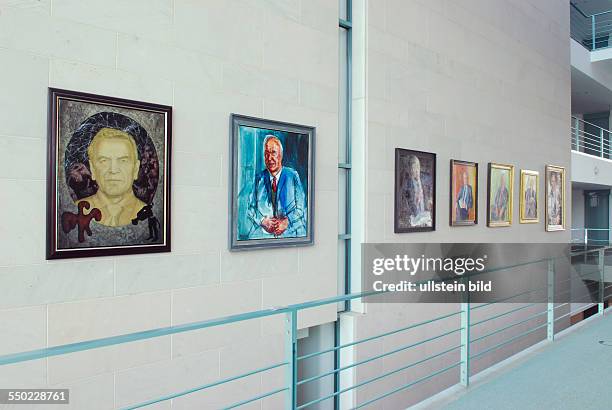 Amtsgalerie der bisherigen Bundeskanzer der Bundesrepublik Deutschland im Bundeskanzleramt in Berlin - v.l.n.r.: Gerhard Schröder, Helmut Kohl,...