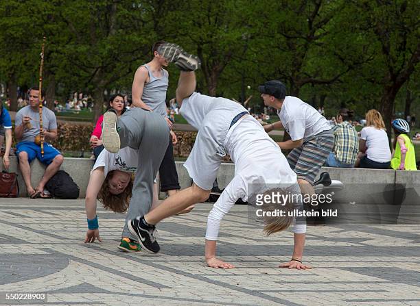 Vigelandpark in Oslo: junge Männer beim Capoeira Training
