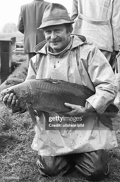 Karpfen aus dem Kühlturm. Peitz DDR, 02. 10. 1986. Foto: Binnenfischer mit Prachtexemplar von 6,5 Kilogramm. Der realsozialistische Speisekarpfen...