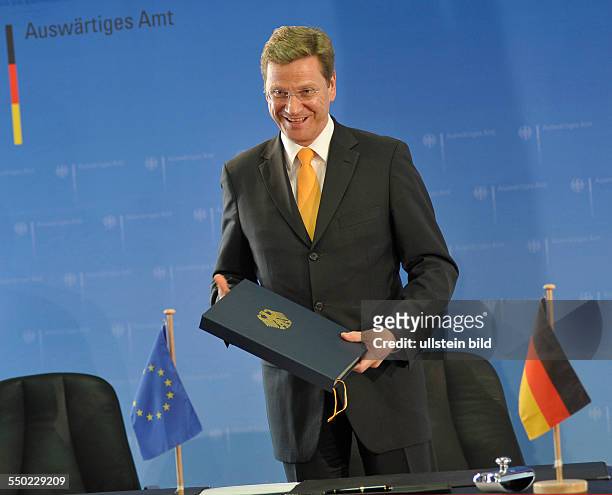 Bundesaußenminister Guido Westerwelle anlässlich der Vertragsunterzeichnung des deutsch-emiratischen Doppelbesteuerungsabkommens in Berlin