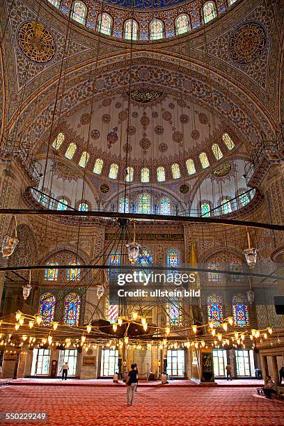 Blaue Moschee, Gebetssaal mit gigantischer Kuppel, TUERKEI, Istanbul, 06.2011: