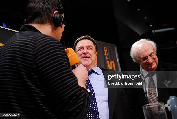 Schauspieler John Goodman und Regisseur Bertrand Tavernier im Interview mit Moderator Knut Elstermann anlässlich des RadioEins Nighttalk am Rande der...