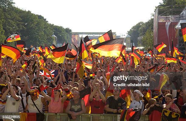 Fußballfans feiern anlässlich des Eröffnungspiels Deutschland - Costa Rica auf dem Fan Fest FIFA WM 2006 in Berlin