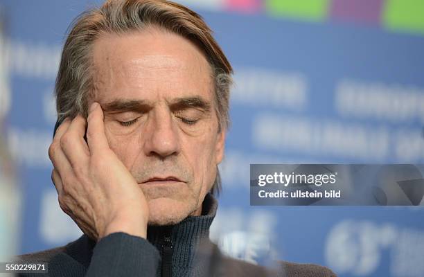 Schauspieler Jeremy Irons während der Pressekonferenz zum Film -NIGHT TRAIN TO LISBON- anlässlich der 63. Internationalen Filmfestspiele in Berlin