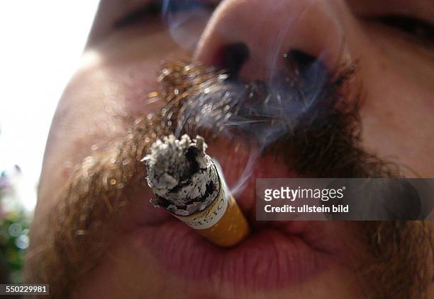 Ein Raucher zieht an einer Zigarette