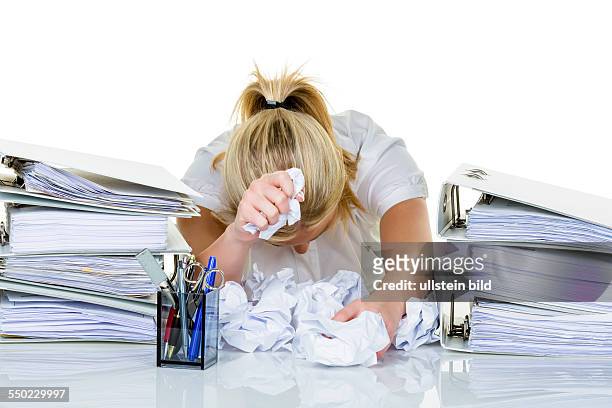 Junge Frau im Büro ist mit der Arbeit überfordert. Burnout bei Arbeit oder Studium.