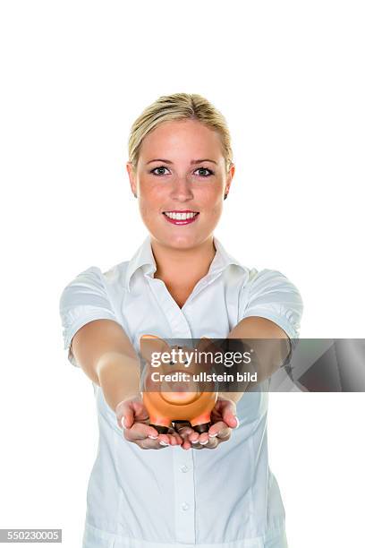 Junge Frau mit einem Sparschwein spart Geld für schlechte Zeiten.