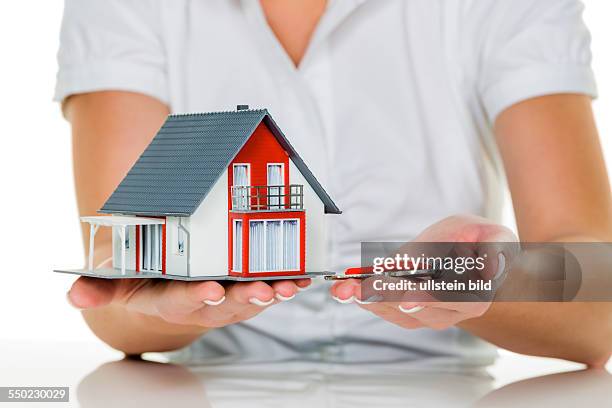 Ein Makler für Immobilien mit einem Haus und einem Schlüssel. Erfolgreiche Vermietung und Hausverkauf durch Immobilienmakler.